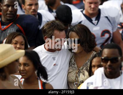 Denver Broncos head coach Mike Shanahan (R) looks back to the field as his  quarterback Jake Plummer (L) leaves the field after settling for a field  goal against the San Diego Charger