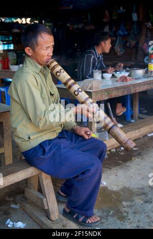 Vietnamese man at Can Cau market smoking from a bamboo water bong Stock ...