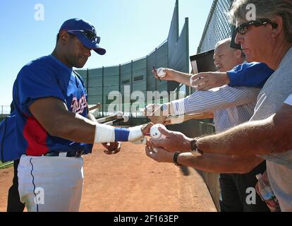 Sammy Sosa signs autographs for fans at the Texas Rangers' spring training  facility in Surprise, Arizona, on Saturday, February 24, 2007. (Photo by  Ralph Lauer/Fort Worth Star-Telegram/MCT/Sipa USA Stock Photo - Alamy