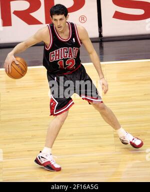 Chicago Bulls' Kirk Hinrich is shown in the second half of an NBA preseason  basketball game against the Minnesota Timberwolves. (AP Photo/Jim Mone  Stock Photo - Alamy