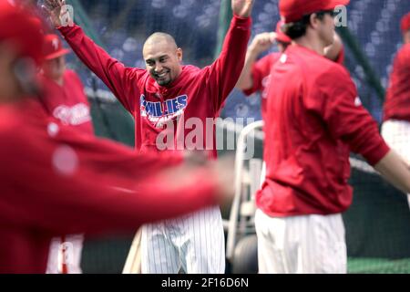 Philadelphia Phillies' Shane Victorino warms up on deck before