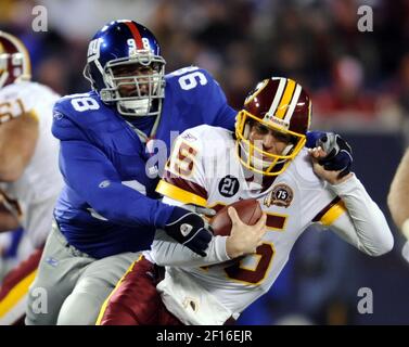 New York Giants Fred Robbins loses his helmet while trying to sack  Minnesota Vikings quarterback Tarvaris Jackson (7) at Giants Stadium in  East Rutherford, New Jersey on November 25, 2007. (UPI Photo/John Angelillo  Stock Photo - Alamy