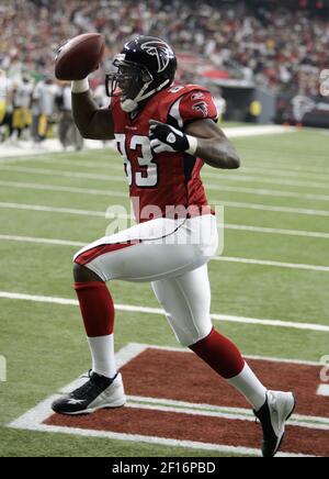 NO MAGS, NO SALES --KRT SPORTS STORY SLUGGED: FBN-FALCONS-LIONS-KRT  PHOTOGRAPH BY RICH ADDICKS/ATLANTA JOURNAL CONSTITUTION (November 24)  Detroit, MI -- Atlanta Falcons Alge Crumpler (83) eludes Detroit Lions Wali  Rainer (58) to