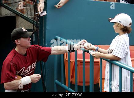 Houston Astros second baseman Craig Biggio (L) hugs his son Conor