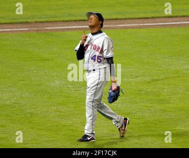 New York Mets pitcher Pedro Martinez puts his hand to his face after he was  taken out of the baseball game in the sixth inning against the Los Angeles  Dodgers in Los