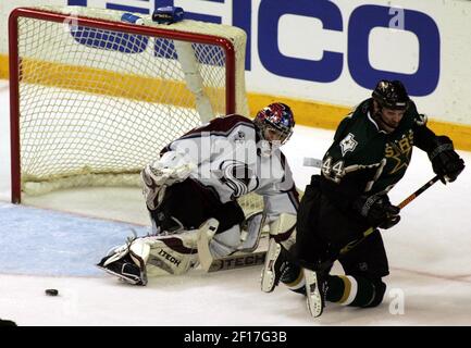 https://l450v.alamy.com/450v/2f17g3b/dallas-stars-center-jason-arnott-right-passes-behind-his-back-to-bill-guerin-not-pictured-as-colorado-avalanche-goalie-jose-theodore-looks-on-in-the-first-period-at-the-american-airlines-center-in-dallas-saturday-april-22-2006-photo-by-john-f-rhodesdallas-morning-newskrt-2f17g3b.jpg