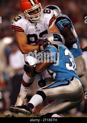 KRT SPORTS STORY SLUGGED: FBN-BEARS-BROWNS KRT PHOTOGRAPH BY MIKE  CARDEW/AKRON BEACON JOURNAL (October 9) CLEVELAND, OH -- Cleveland Browns  tight end Aaron Shea tries to advance the ball through Chicago Bears  linebacker