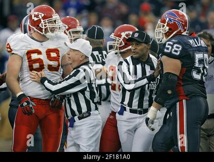 KRT SPORTS STORY SLUGGED: LIONS-CHIEFS KRT PHOTOGRAPH BY RICH SUGG/KANSAS  CITY STAR (KRT115) KANSAS CITY, MISSOURI September 26-- After kicking a  52-yard field goal to end the first half, Chiefs' kicker Pete