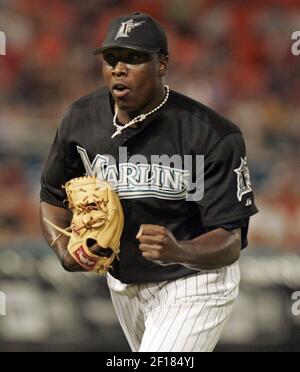 Florida Marlins starter Dontrelle Willis delivers a pitch during the first  inning of a spring training baseball game against the Baltimore Orioles,  Wednesday, March 7, 2007. (AP Photo/Charlie Riedel Stock Photo - Alamy