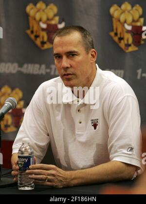 Chicago Bulls head coach Vinny Del Negro speaks during the NBA Rookie of  the Year ceremony, Wednesday, April 22, 2009, in Northbrook, Ill. (AP  Photo/M. Spencer Green Stock Photo - Alamy