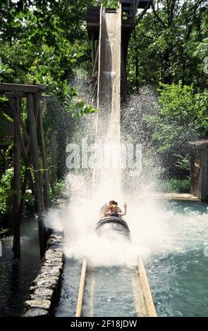 KRT TRAVEL STORY SLUGGED: UST-BRANSON KRT PHOTOGRAPH BY ALAN SOLOMON/CHICAGO TRIBUNE (June 20) Thrill-seekers splash down on the final stage of the American Plunge log flume ride at Silver Dollar City in Branson, Missouri. (Photo by jt) 2005