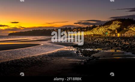 Sun Setting over Semiahmoo Bay and the village of White Rock in British Columbia, Canada Stock Photo