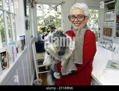 KRT LIFESTYLE STORY SLUGGED: PETS-TEACUP KRT PHOTOGRAPH BY LILLY  ECHEVERRIA/MIAMI HERALD (SOUTH FLORIDA OUT) (January 12) Laurie Siegel and  her 2-year- old teacup toy poodle, Lucy, on Friday afternoon, January 7,  2005