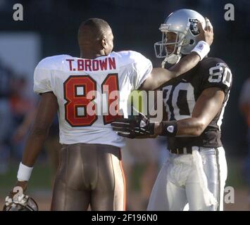 Tampa Bay Bucs Tim Brown pulls in a Brad Johnson pass for his