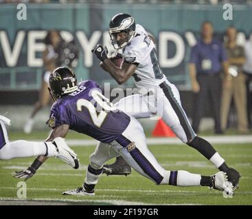 KRT SPORTS STORY SLUGGED: FBN-EAGLES KRT PHOTOGRAPH BY DAVID  SWANSON/PHILADELPHIA INQUIRER (August 9) BETHLEHEM, PA -- Philadelphia  Eagles wide receiver Freddie Mitchell takes a hit from Brandon Pinderhughes  (39) during practice at