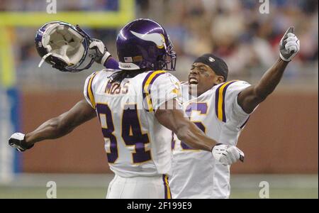 Oct. 17, 2010 - Minneapolis, Minnesota, United States of America -  Minnesota Vikings wide receiver Randy Moss #84 makes a catch during  warm-ups before the game against the Dallas Cowboys at Mall of America  Field. (Credit Image: © Marilyn Indahl