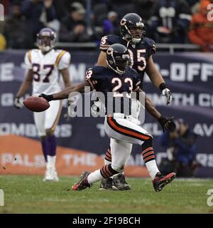 Cornerback Jerry Azumah of the Chicago Bears returns a kickoff during