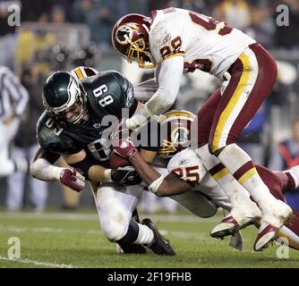 KRT SPORTS STORY SLUGGED: REDSKINS-BEARS KRT PHOTOGRAPH BY JIM  PRISCHING/CHICAGO TRIBUNE (October 17) CHICAGO, IL -- Washington Redskins'  Clinton Portis heads upfield as the Bears Alex Brown gives chase during  their game