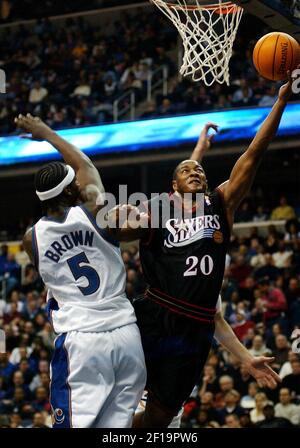 KRT SPORTS STORY SLUGGED: SIXERS-WIZARDS KRT PHOTOGRAPH BY STEVE DESLICH (January 18) WASHINGTON, DC - Philadelphia's Eric Snow (20) passes Washington's Kwame Brown(5) for a basket in the first half of the Wizards game against the 76ers, Saturday, January 18, 2003, at the MCI Center in Washington, D.C. (Photo by smd) 2003