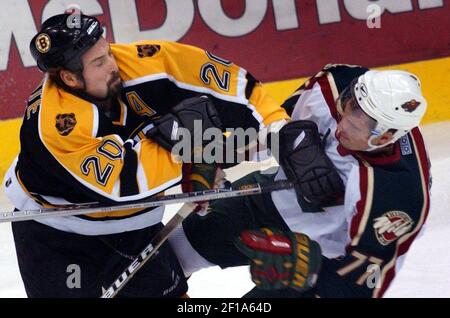 KRT SPORTS STORY SLUGGED: NHL KRT PHOTO BY WALTER MICHOT/MIAMI HERALD (FORT  LAUDERDALE OUT) (February 2) SUNRISE, FL -- Sergei Federov, right, of the  Western Conference team battles Scott Stevens of the