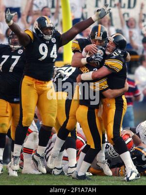 KRT SPORTS STORY SLUGGED: BROWNS-PATRIOTS KRT PHOTO BY ED SUBA JR/AKRON  BEACON JOURNAL (December 9) FOXBORO, MA -- New England Patriot cornerback  Otis Smith celebrates after his team stopped the Cleveland Browns