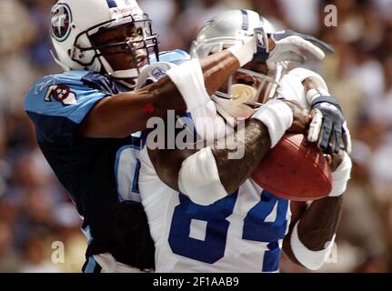 KRT SPORTS STORY SLUGGED: TITANS-COWBOYS KRT PHOTOGRAPH BY JEFFERY  WASHINGTON/FORT WORTH STAR-TELEGRAM (DALLAS OUT) (August 30) IRVING, TX --  Tramon Douglas of the Tennessee Titans makes the catch over the shoulder of