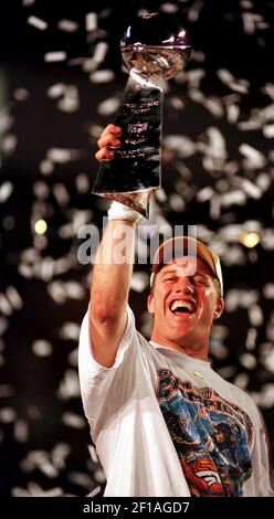 Photo: Broncos Elway holds Lombardi trophy with QB Manning in background at Super  Bowl 50 - SBP20160207797 