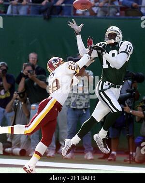 New York Jets' Keyshawn Johnson watches a play during Jets training camp in  Hempstead, N.Y., Friday, Aug. 19, 1999. (AP Photo/Ed Betz Stock Photo -  Alamy