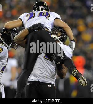 Baltimore Ravens' Ray Lewis (52) and teammate Ma'ake Kemoeatu (96