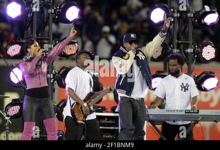 Photo: Jay-Z and Alicia Keys perform before the New York Yankees play the  Philadelphia Phillies in game 2 of the World Series at Yankee Stadium in  New York - NYP20091029105 