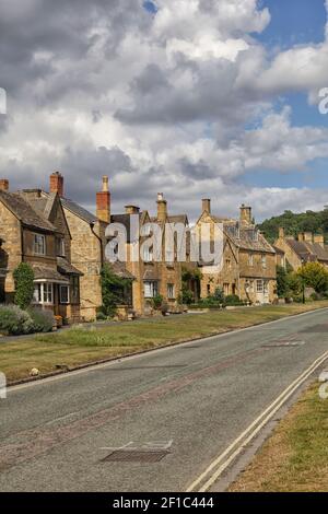 Street with pretty vintage cottage houses in Broadway, England Stock Photo