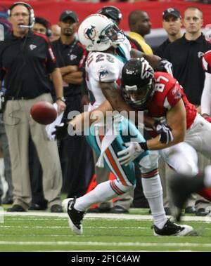 Dallas Cowboys tight end Jason Witten (right) is unable to pull in this  pass against Miami Dolphins linebacker Zach Thomas in the third quarter.  The Cowboys defeated Dolphins, 37-20, at Dolphin Stadium