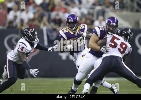 Adrian Peterson #28 of the Minnesota Vikings rushes Stock Photo - Alamy