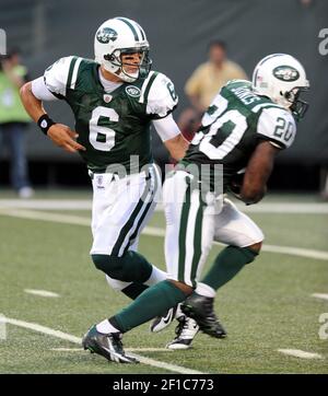 Jets quarterback #6 Mark Sanchez fakes a hand off to #20 running back Thomas  Jones. The Jaguars defeated the Jets 24-22 at Giants Stadium, Rutherford,  New Jersey. (Credit Image: © Anthony Gruppuso/Southcreek