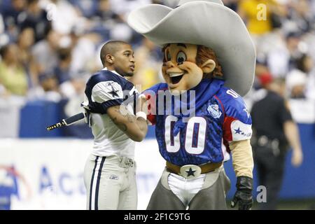 Dallas Cowboys mascot Rowdy, motivates tailgaters before the first half of  a NFL football game against the Tampa Bay Buccaneers in Arlington, Texas,  Sunday, Sept. 11, 2022. (AP Photo/Ron Jenkins Stock Photo 