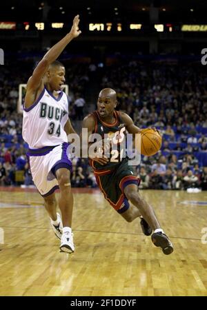 KRT US SPORTS STORY SLUGGED: ALLSTAR KRT PHOTOGRAPH BY BOB PEPPING/CONTRA  COSTA TIMES (KRT112-February 13) Ray Allen of the Milwaukee Bucks, left,  puts pressure on Seattle's Gary Payton during the 2000 NBA