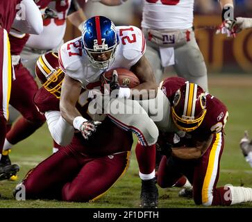 New York Giants Brandon Jacobs (27) breaks free from San Francisco 49ers  Walt Harris in the