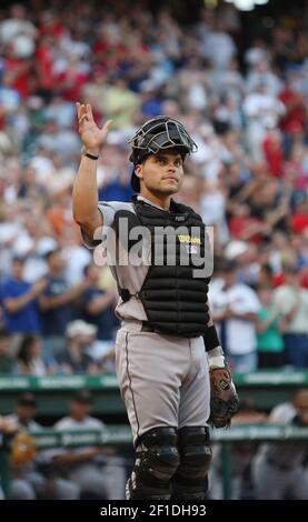 Carlton Fisk breaks the record catching his 2,226th major league