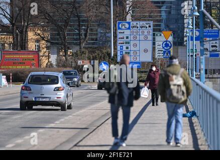Slubice, Poland. 17th Mar, 2020. Many people stand at the border crossing  Stadtbrücke and wait to enter Poland. Poland has closed the borders for all  foreigners since 15.03.2020 because of the Corona