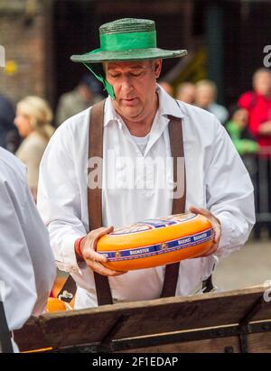 Cheese vendors in traditional costume at Alkmaar Cheese Market, Netherlands Stock Photo