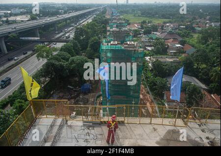 Jakarta, Indonesia. 08th Mar, 2021. A worker stands on the largest span continuous beam of the Jakarta-Bandung High Speed Railway in Bekasi of Indonesia on March 8, 2021. The continuous beam with the largest span of Jakarta-Bandung High-Speed Railway (HSR) was successfully closed on Monday morning, marking the significant progress of another critical control project in the construction of the railway. A statement released by KCIC, a joint venture consortium by Chinese and Indonesian state-owned firms that runs the 142. Credit: Xinhua/Alamy Live News Stock Photo