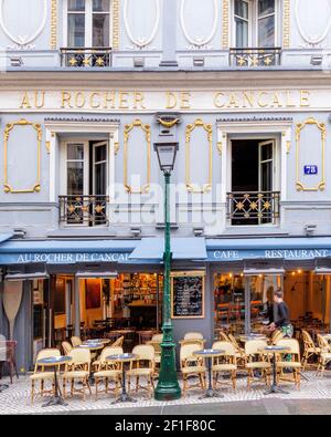 Setting tables at Au Rocher de Cancale (b 1846) - a traditional cafe/restaurant on Rue Montorgueil in the 2nd Arrondissement, Paris, France Stock Photo