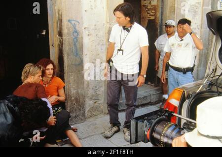 Director Gore Verbinski, 'The Mexican' (2001) DreamWorks Pictures. Photo Credit: Merrick Morton/DreamWorks Pictures /The Hollywood Archive - File Reference # 34082-1097THA Stock Photo