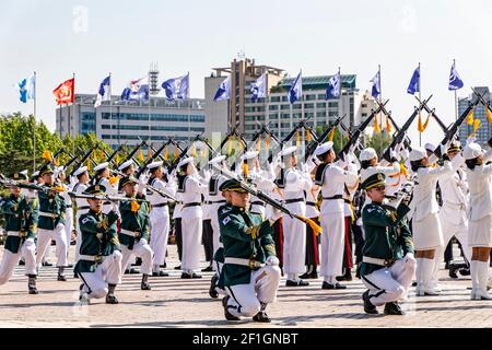 Seoul, South Korea. 27th May, 2017. Members of the South Korean Military Honor Guard, dressed in traditional military uniforms, perform Stock Photo