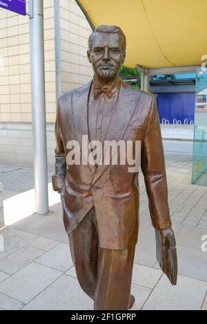 A life-sized bronze statue of the Hollywood legend Cary Grant, Millennium Square, Harbourside, Bristol, England, United Kingdom Stock Photo