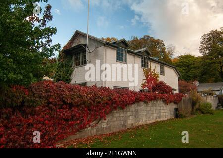 Autumn in Arrowtown, historic house near Buckingham Street, New Zealand Stock Photo