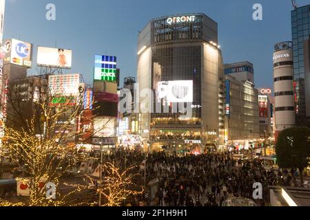 Shibuya Crossing, or Shibuya Scramble Crossing in Tokyo Japan at night Stock Photo