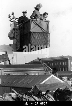 LADY DIANA VIEWS THE MARY ROSE FROM A HYDRAULIC LIFT IN PORTSMOUTH NAVAL BASER. 1983 PIC MIKE WALKER, Stock Photo