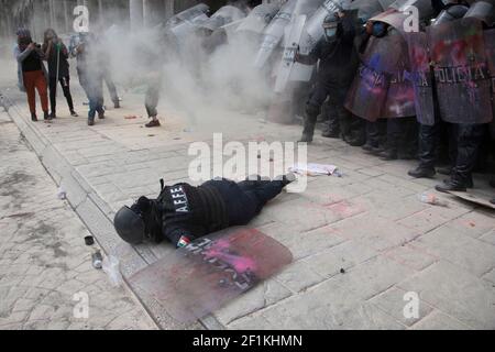 Toluca, Mexico. 08th Mar, 2021. TOLUCA, MEXICO - MARCH 8: A riot police wounded during the riots caused for the protests against gender violence as part of the commemoration of International Women's Day at downtown on March 8, 2021 in Toluca, Mexico (Photo by Eyepix Group/Pacific Press) Credit: Pacific Press Media Production Corp./Alamy Live News Stock Photo