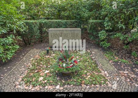 Grabmal, Ernst und Hanna Reuter, Waldfriedhof, Potsdamer Chaussee, Zehlendof, Berlin, Deutschland Stock Photo